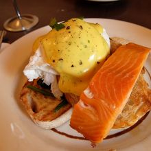 エッグベネディクト with salmon　NZ$19