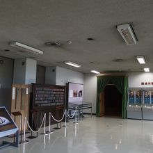 議場体験コーナーに続く展示場