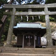 石の鳥居が赴き深い、小さな神社です