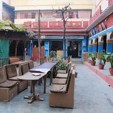 水色の柱の奥の席がは、手前のソファーほどぼろくないです