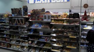 沖縄そばやお土産も販売