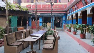 ゴードウリヤー交差点のすぐそばの静かなカフェ