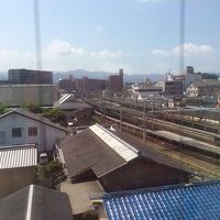 客室の窓からの眺めです。近鉄電車の駅などが一望できます。