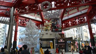 招き猫が巨大とは思えなくなったのはアーケード完成のせいでは？