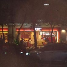 道路沿いにファーストフードの店が並びます