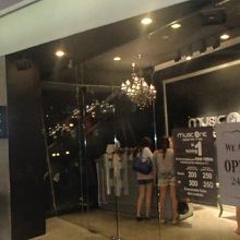 金曜夜の21:30では1時間待ちですね。他に行きます＾＾；