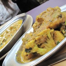 カリフラワーのカレーとジャガイモとカッテージチーズのカレー