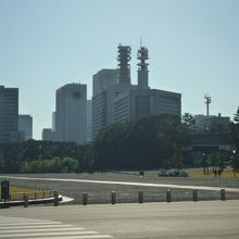 向こうは警視庁！