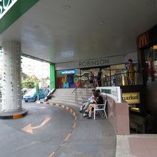 １階正面玄関前にスタッフはいませんが… 