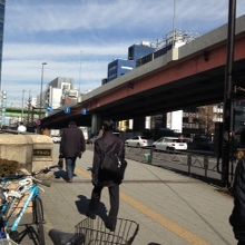 右上は高速道路、橋の下は神田川