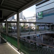 BTS「アソーク」駅から２階入り口に向かうとドアマンがいます