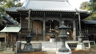 お寺は小高い丘の上にあり急な石階段を登って行きました