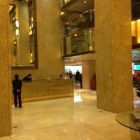 エントランスは高い吹き抜けで開放感がある