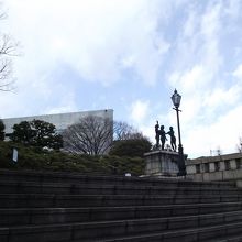 左手から見ても