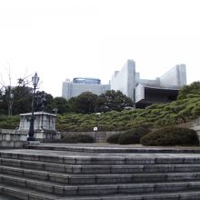 右手から見ても 後に最高裁判所が見えます