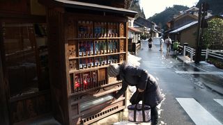 町並みに溶け込んだ自動販売機