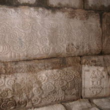 橋の下の装飾の様子