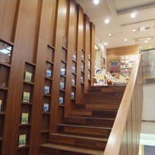 階段の壁をうまく使っています