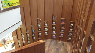 ２階に上がる階段が工夫されています