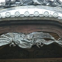 本堂の破風。羽がはえてますが龍ですか？