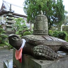 赤亀の像