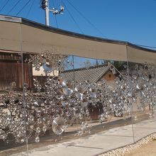 3番目のモニュメント。アクリレンズが風景を変化させる作品