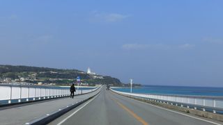 一本道の橋から見る海はきれいですよ