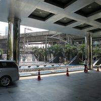 玄関前にはBTS「アソーク」駅へ続く階段があります 