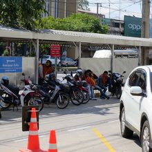 「ザ・モール」前のチームです 