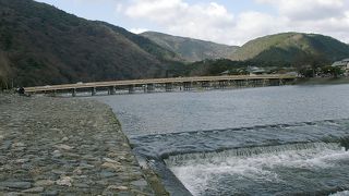 嵐山の山々と桂川にとても綺麗になじんだ木造橋でした
