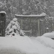 雪に閉ざされて静かに佇ずんでしました