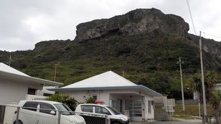 遠くからも望める巨大な岩壁