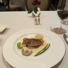 メインのお魚。ぱりぱりの皮。