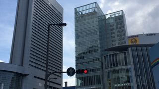 洗練された複合商業施設