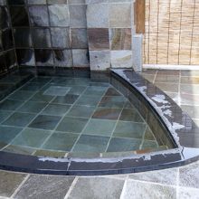 露天風呂は3人が定員