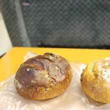 買ったパンを翌日の列車内でいただきました。素朴で美味しい。