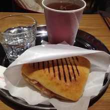 ほうれん草ときのこのパニーニ