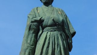 とっても有名な銅像「坂本龍馬像」
