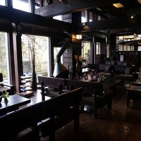 暖炉のある雰囲気のよいロビー