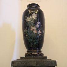 1階吹き抜けのホールに展示されている1.5ｍ位の壺