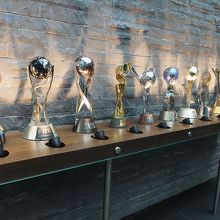 女子W杯とかU21とか、いろんなW杯レプリカが飾られる