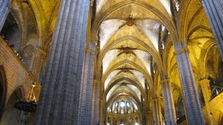 ゴシック地区の中心にそびえ建つ