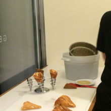 入り口でワッフルを焼いています