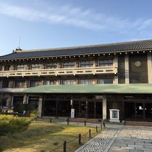 洛南会館の一階にあります。