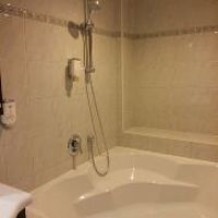 部屋に不釣り合いなほどのバスタブ。快適。