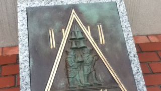 平和都市宣言を行ったことを記念して設置された