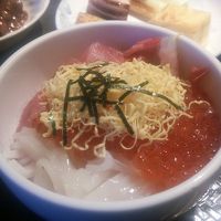 海鮮丼、マグロ、甘エビ、イカ、いくら乗せ放題