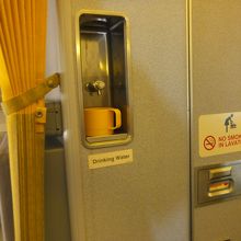 機内にある無料の飲料水サーバー