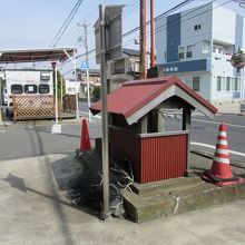 バス停あり、角地。車には気を付けて