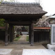 茅葺き屋根の素敵なお寺